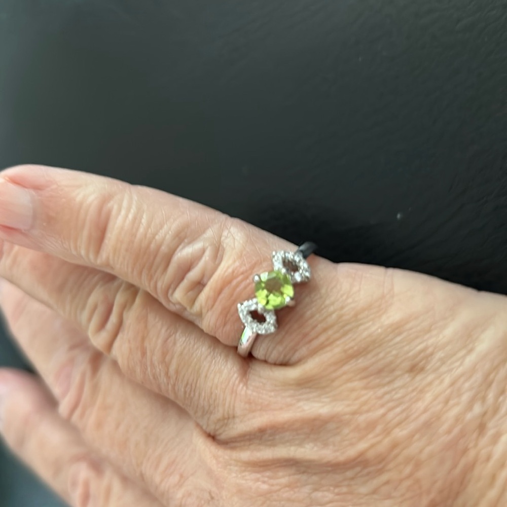 Stunning Brand New 925 Sterling Silver CZ Peridot Ring - Picture 2 of 6